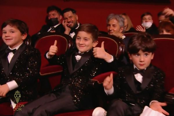  عکس؛ واکنش بامزه بچه‌های مسی به لحظه توپ طلا بردن پدرشان