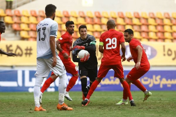  حاشیه بازی فولاد و تراکتور  درگیری بازیکنان دو تیم در دقایق آخر