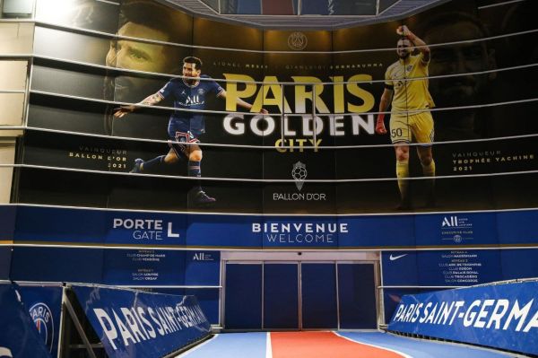 طرح ویژه بیرون ورزشگاه پارک ده پرنس برای رونمایی از توپ طلای مسی عکس