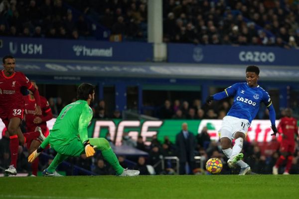 پیروزی رویایی لیورپول در دربی و زانو زدن جرارد در مقابل گواردیولا لیگ برتر جذابتر از همیشه