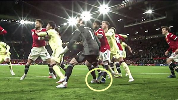 گل عجیب آرسنال؛ مصدوم کردن دخیا توسط یار خودی و خالی شدن دروازه عکس