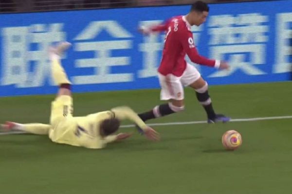 عکس؛ لحظهای که رونالدو مدافعی که 12 سال از خودش کوچکتر بود تحقیر کرد