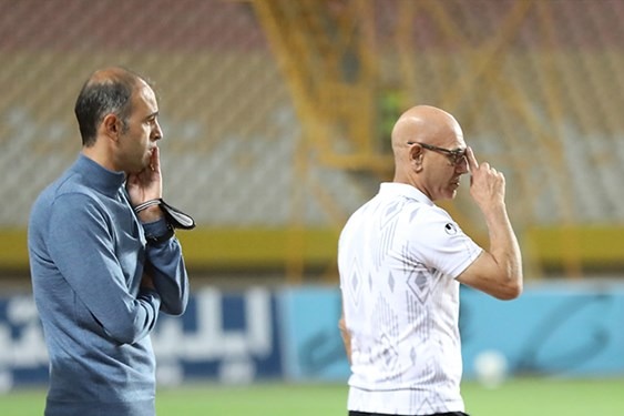  حاشیه بازی گل گهر و سپاهان  انتقاد گزارشگر از برنامه‌ریزی سازمان لیگ  اعتراض سپاهان به یک صحنه