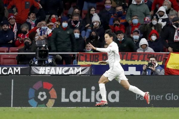 وقتی بازیکن ژاپنی در دقیقه 90 نسخه تیم سیمئونه را پیچید عکس