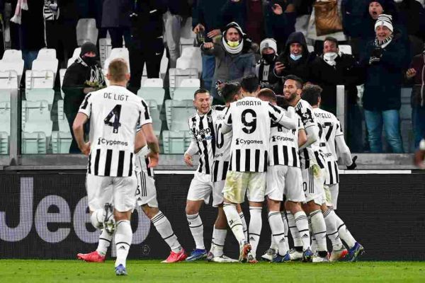 بانوی پیر خرامان خرامان به سمت بالای جدول میرود