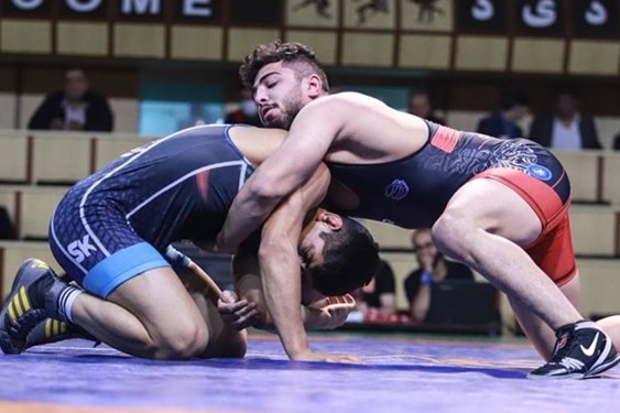 حاشیه نیمهنهایی لیگ کشتی آزاد برخورد گرم رضایی با کشتیگیر حریف و درخواست تماشاگران برای ورود به سالن