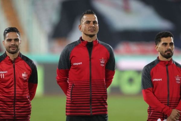  حمله شدید هواداران به ستاره پرسپولیس  اشتباه داور هم از فشار هواداران کم نکرد