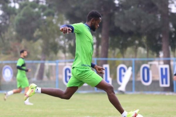  گزارش ویژه  ماجرای بازیکن گابنی وارد فاز جدیدی شد  گل‌گهر در آستانه کسر امتیاز