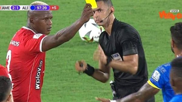  عکس؛ بازیکن کلمبیایی به جای داور به حریفش کارت زرد نشان داد