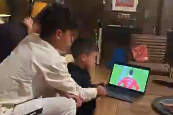  عکس؛ دو پسر رونالدو در حال تماشای بازی پدرشان مقابل نوریچ در لپ‌تاپ