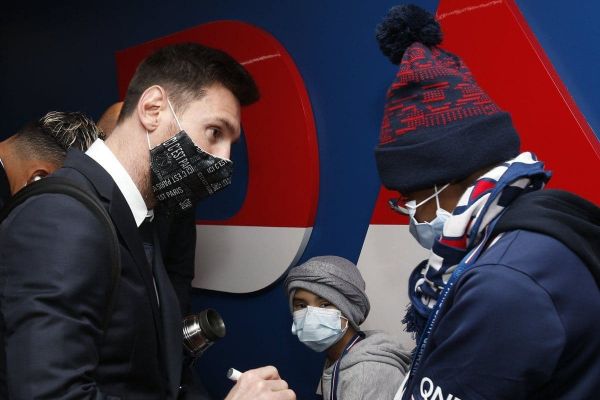  عکس؛ امضا دادن مسی به هواداران پی‌اس‌جی پیش از ورود به پارک ده پرنس