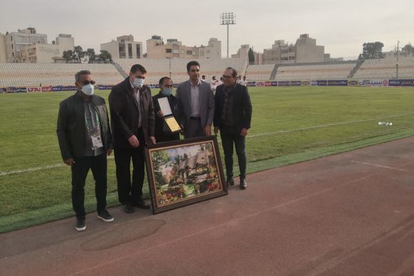  حاشیه بازی فجر و مس  تجلیل از علیزاده و اسکوربوردی که خاموش شد  اعتراض‌های ربیعی به کیفیت زمین