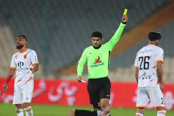 حاشیه بازی گلگهر و فولاد اعتراض دومین کاپیتان گلگهر و میانجی شدن داور