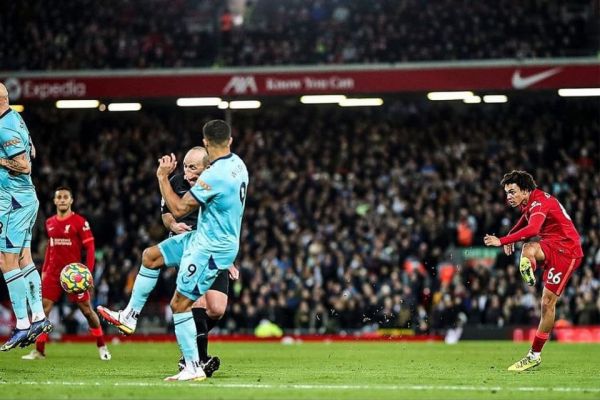  عکس؛ تشابه سوپرگل آرنولد به نیوکاسل با گل دیدنی دی‌بروینه