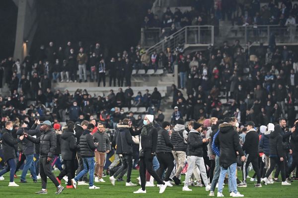 آشوبها در فرانسه پایانی ندارند؛ دیدار لیون - پاریس نیمه تمام ماند