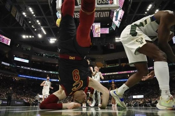 بسکتبال NBA مدعیان شکست خوردند