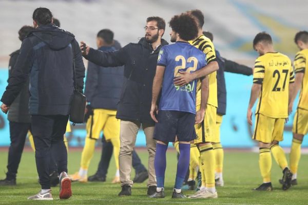  حاشیه بازی استقلال و نود ارومیه  شادی جالب پنالتی‌زن جوان