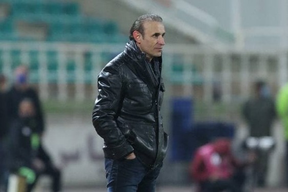 حاشیه بازی پرسپولیس و ویستاتوربین دسته گل کادر فنی میهمان به گل محمدی ادامه حضور افراد خاص در ورزشگاه