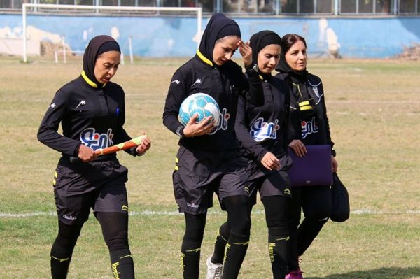  گزارش ایسنا  دست فدراسیون فوتبال در جیب داوران زن