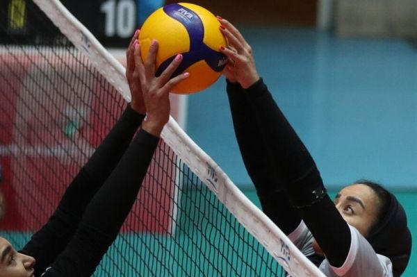 دیدار معوقه هفته دهم لیگ والیبال زنان تیمی که سه ست را یک شکل برد