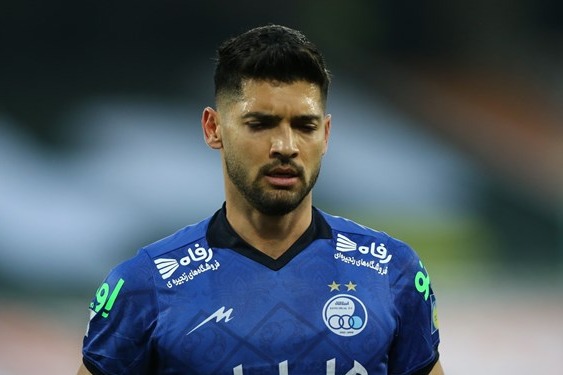 حاشیه بازی پدیده و استقلال حضور بازیکن سابق تیم ملی و شکستن سر هافبک استقلال 2 بازیکن پدیده قهر کردند و رفتند