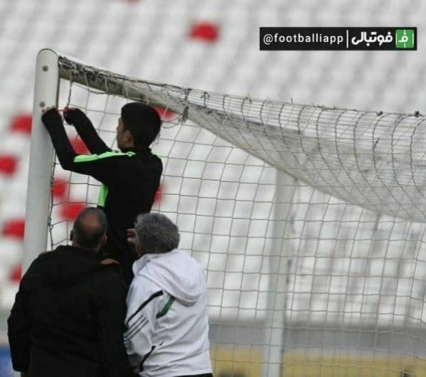  نخ شیرینی، ناجیِ تور دروازه های ورزشگاه ثامن  دلیل تاخیر چند دقیقه‌ای در شروع بازی شهرخودرو و استقلال پارگی تور یکی از دروازه های ورزشگاه ثامن بود که با استفاده از نخ شیرینی پارگی تور برطرف شده است