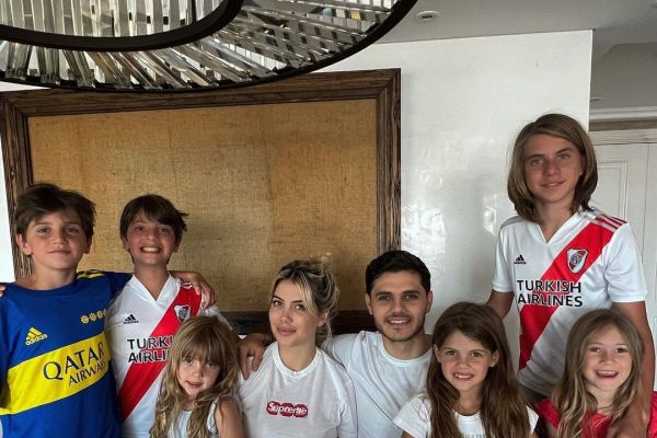 تعطیلات ایکاردی و همسرش با افتتاح فروشگاه و عکس دستهجمعی