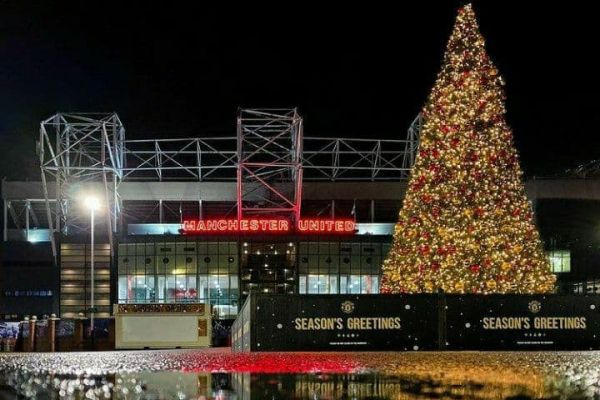 عکس؛ نصب درخت غول پیکر کریسمس بیرون ورزشگاه اولدترافورد