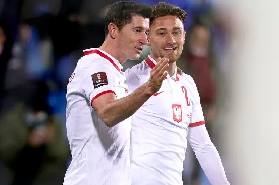 مدافع استونویلا در توصیف مهارت لواندوفسکی فقط توپ را به او برسانید