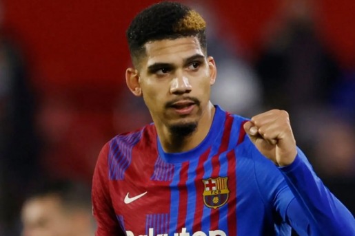 آرائوخو برای تمدید قرارداد شرط گذاشت ۳ غول انگلیسی در کمین مدافع بارسلونا