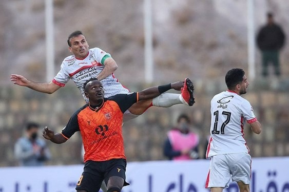 مهاجم خارجی مس رفسنجان 4 کودک را به محل تحصیل برگرداند عکس