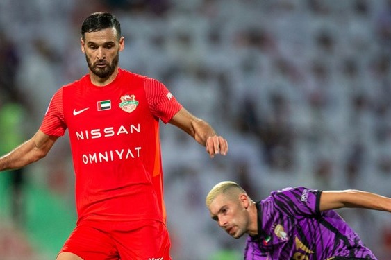 خوشامدگویی نوراللهی به زوج قایدی در شباب الاهلی عکس