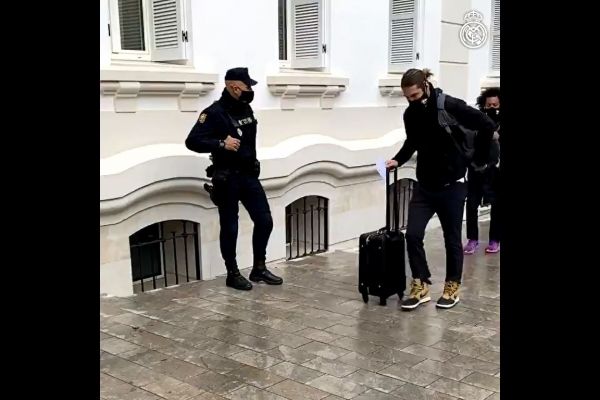 عکس؛ رنگ جالب کفشهای راموس و مارسلو در سفر به مالاگا