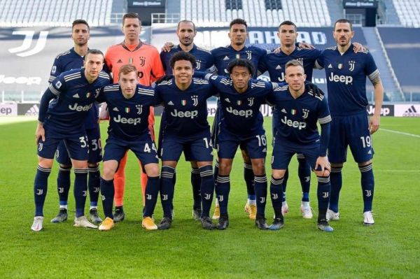  رونالدو و باز هم ایستادن روی پنجه برای عکس؛ عادت یا فرهنگ