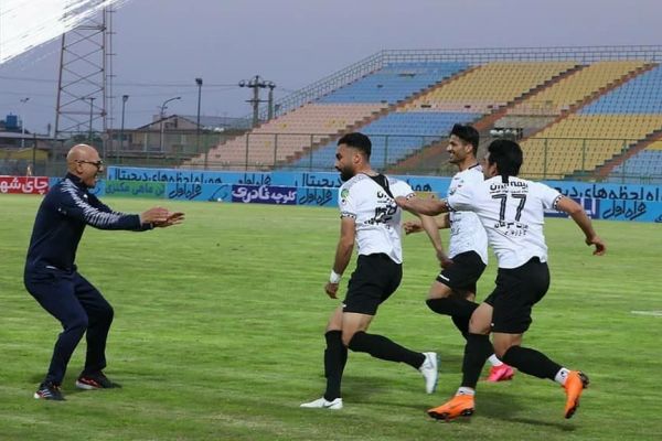  مهدی‌زاده در گفت و گو با فوتبالی  همه آقا محرم را دوست دارند  همه تیم ها یقه می‌گیرند