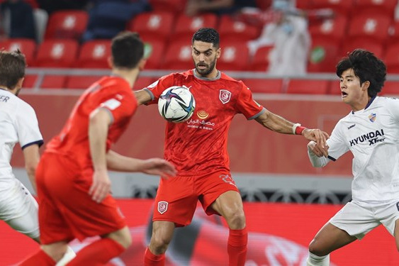 عکس یادگاری خلیلزاده و کریمی با کاپ قهرمانی جام حذفی قطر