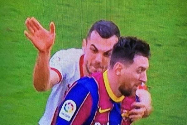 عکس؛ بازیکن سویا با خشم به کمر مسی زد و پیراهنش را گرفت