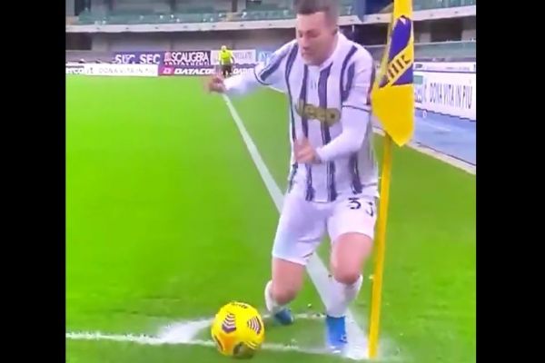 عکس؛ پیچ خوردن عجیب و غریب پای برناردسکی کنار پرچم کرنر