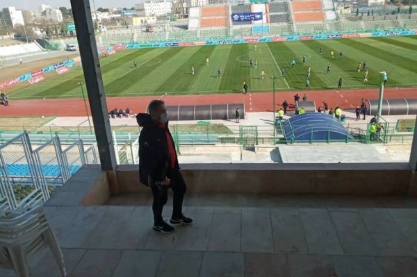 حاشیه دیدار پیکان - صنعت نفت پاس گل محمدی با اوت دستی و حضور اسکوچیچ