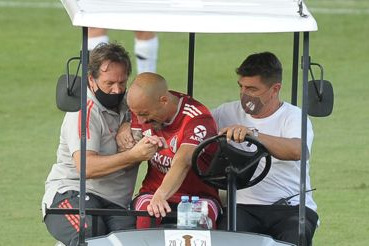  مصدومیت وحشتناک مدافع ریورپلاته؛ دست پینولا درون زمین شکست