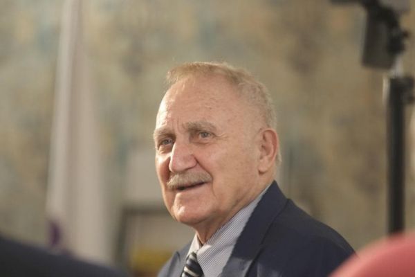 رونمایی از تمبر یادبود حسین کلانی عکس