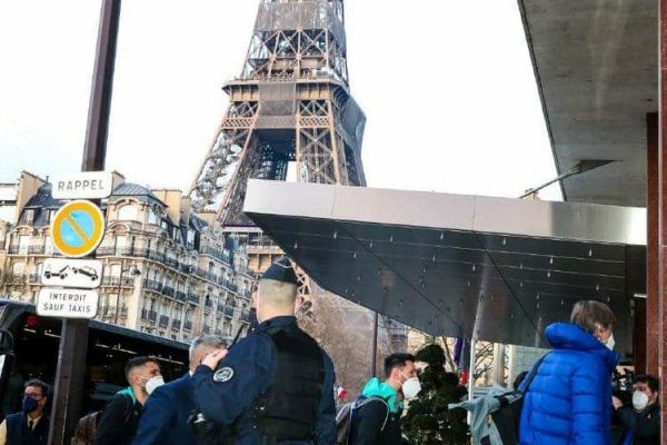  قابی جالب از مسی و برج ایفل هنگام پیاده شدن از اتوبوس