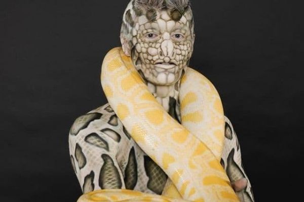 عکسی عجیب و غریب از تونی کروس به شکل مار