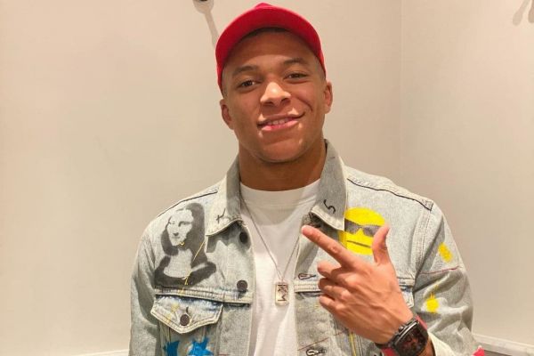 عکس؛ سوژه شدن لباس عجیب امباپه با طرح لبخند ژکوند