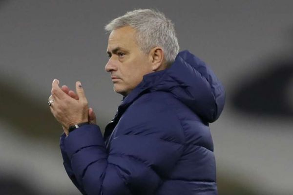 مورا ما همگی در تاتنهام از مورینیو حمایت میکنیم