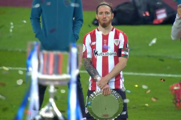 عکسنوشت تدریس احترام توسط بازیکن بیلبائو؛ کاش همه مونیاین باشیم