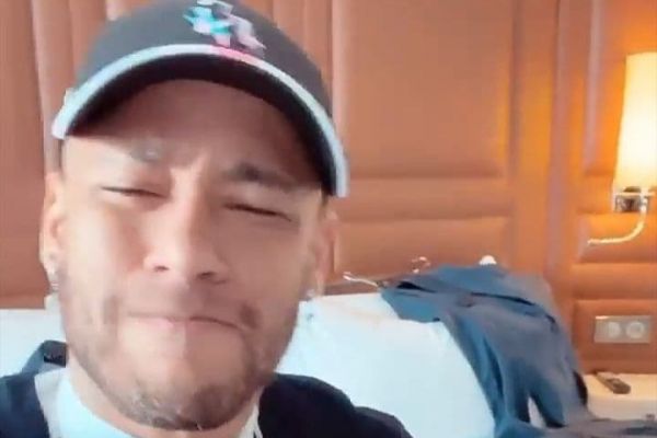 عکس؛ چهره عجیب نیمار وقتی که میخواست خوانندگی کند