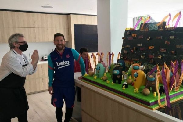 عکس؛ مسی و کیک غولپیکری که به او اهدا شد