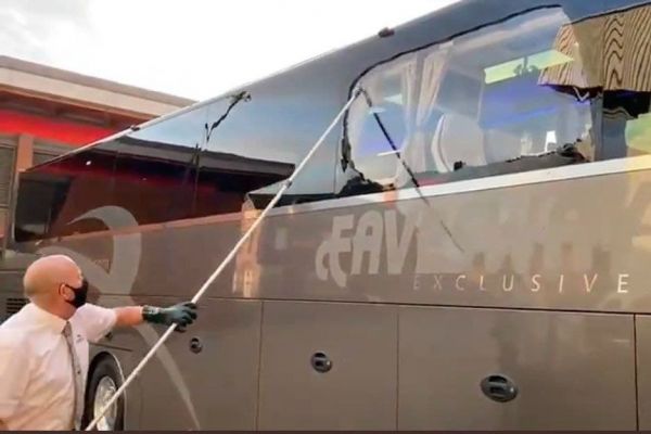 لیورپولیها شیشه اتوبوس رئال مادرید را شکستند؛ به سمت زیدان زدند