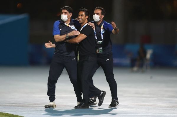 غلامپور پروتکل بهداشتی را فراموش کرد عکس